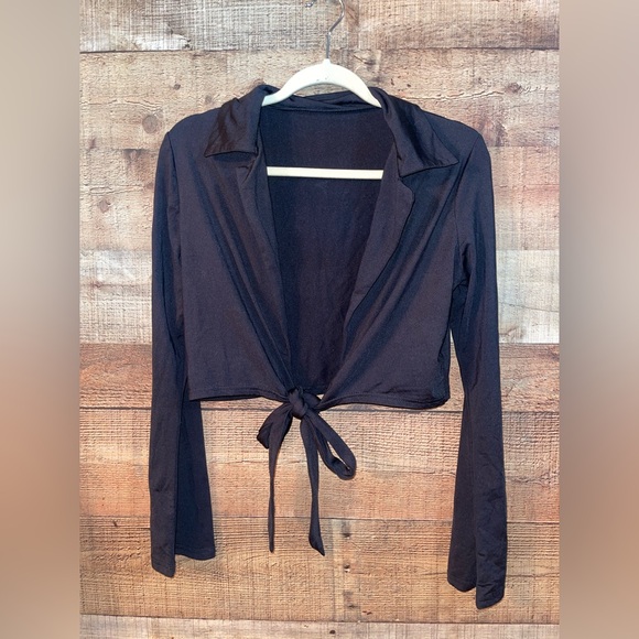 🔥 SOLD🔥Cute soft black crop top - Picture 2 of 4